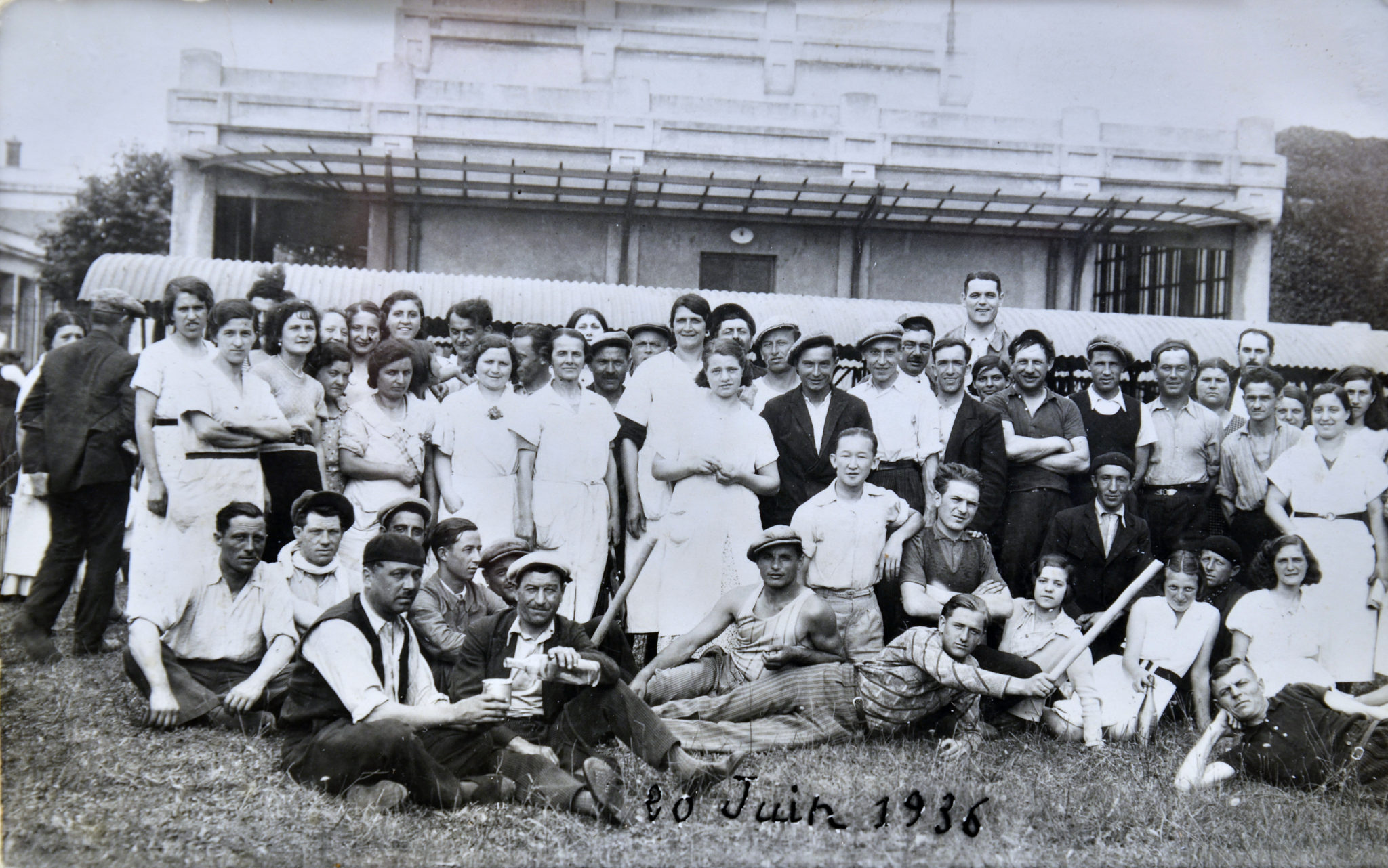 montrer des grévistes en juin 1936 se battant pour leurs droits à l'usine TASE