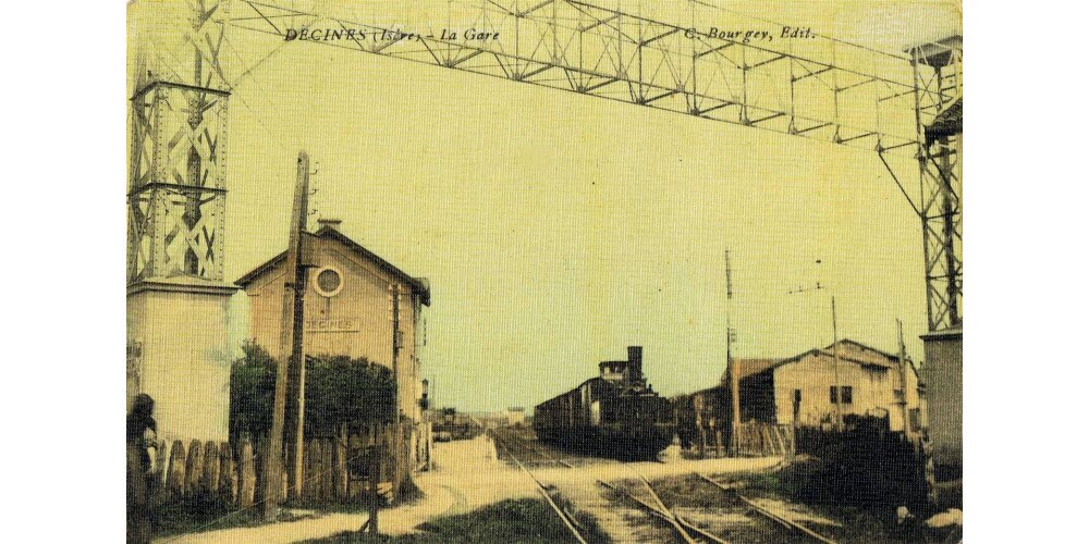 Montrer une locomotive à vapeur sur le chemin de fer de l'est lyonnais